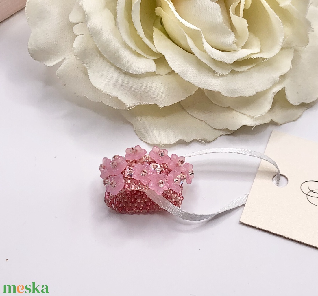 Andrassy Couture rózsaszín virágos gyöngy gyűrű  - ékszer - gyűrű - figurális gyűrű - Meska.hu