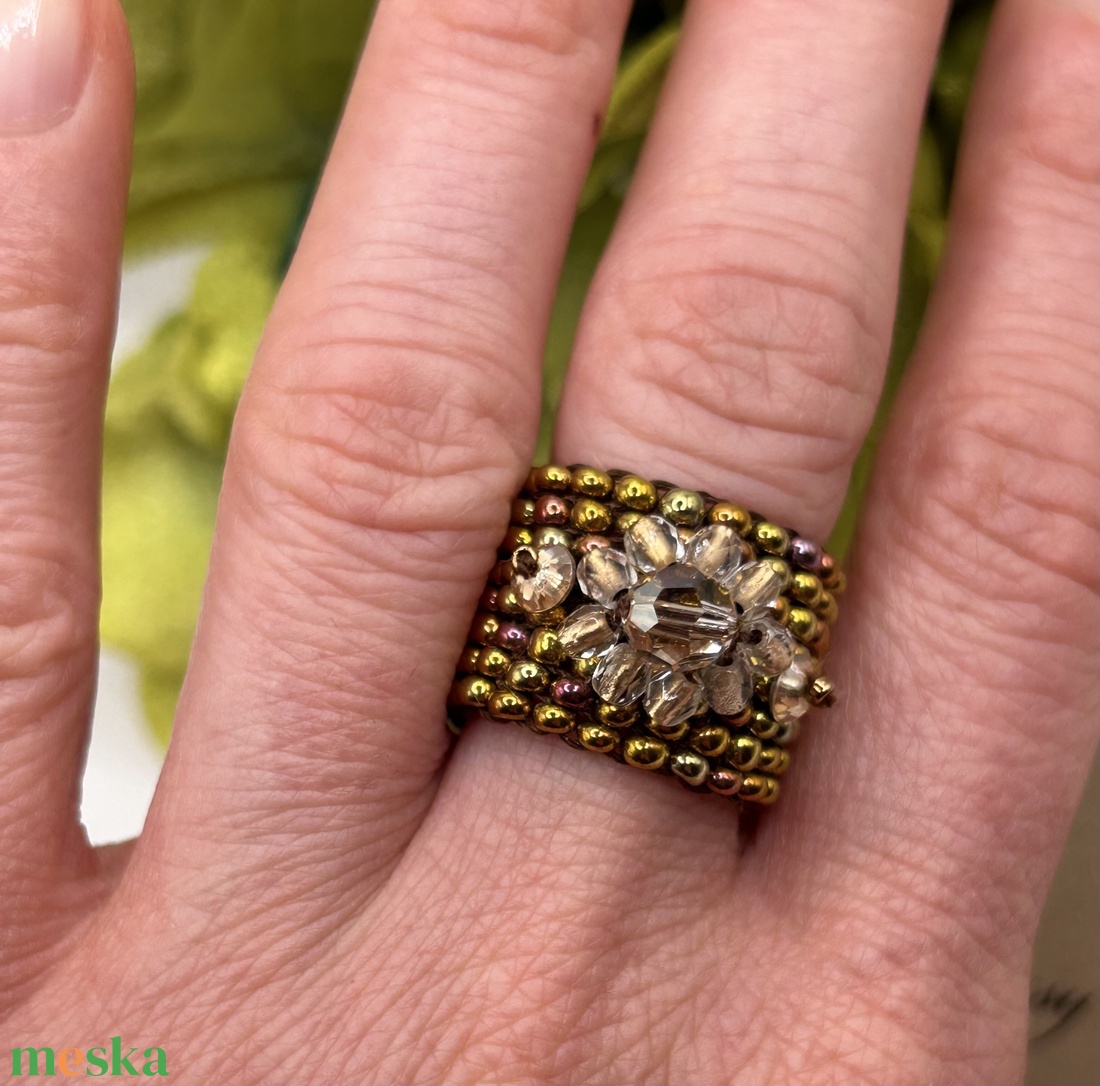 Andrassy Couture virágos gyöngy gyűrű Swarovski kristállyal - ékszer - gyűrű - figurális gyűrű - Meska.hu