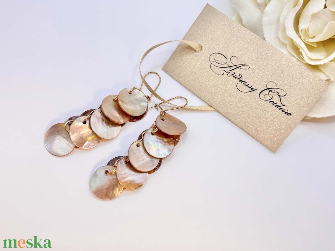 Andrassy Couture színjátszós mogyorószínű kagyló fülbevaló  - ékszer - fülbevaló - lógó fülbevaló - Meska.hu
