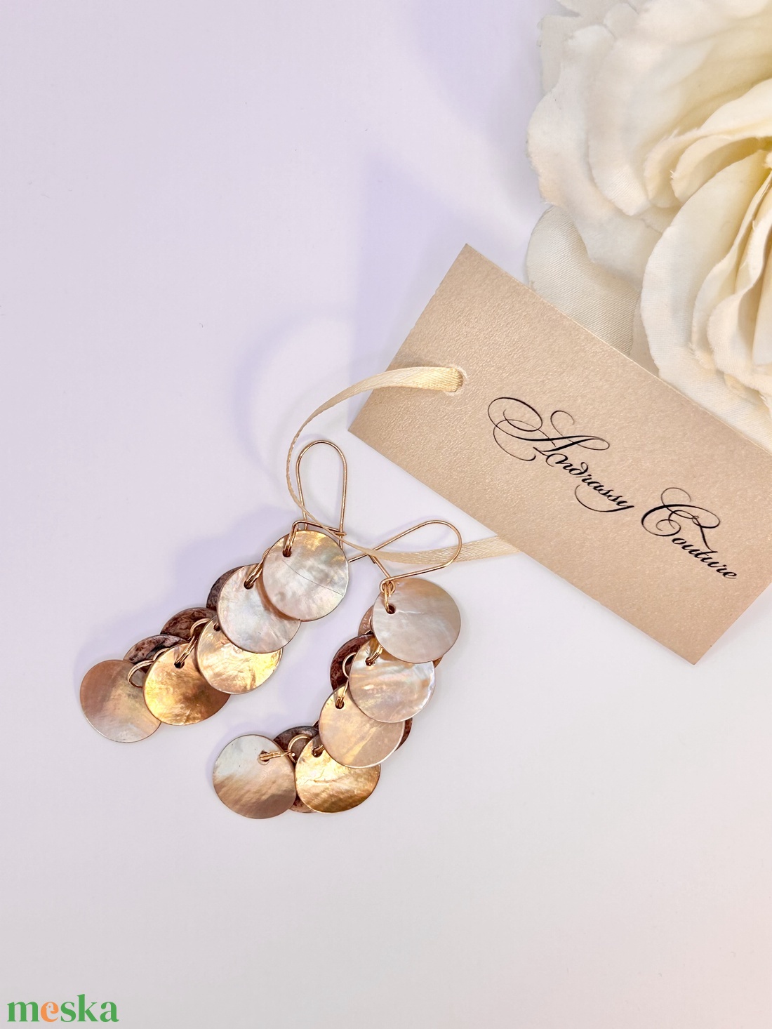 Andrassy Couture színjátszós mogyorószínű kagyló fülbevaló  - ékszer - fülbevaló - lógó fülbevaló - Meska.hu