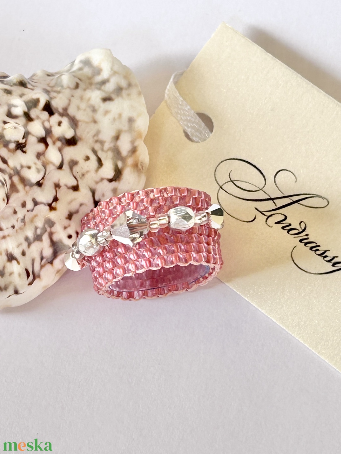 Andrassy Couture rózsaszín gyöngy gyűrű Swarovski kristállyal - ékszer - gyűrű - figurális gyűrű - Meska.hu