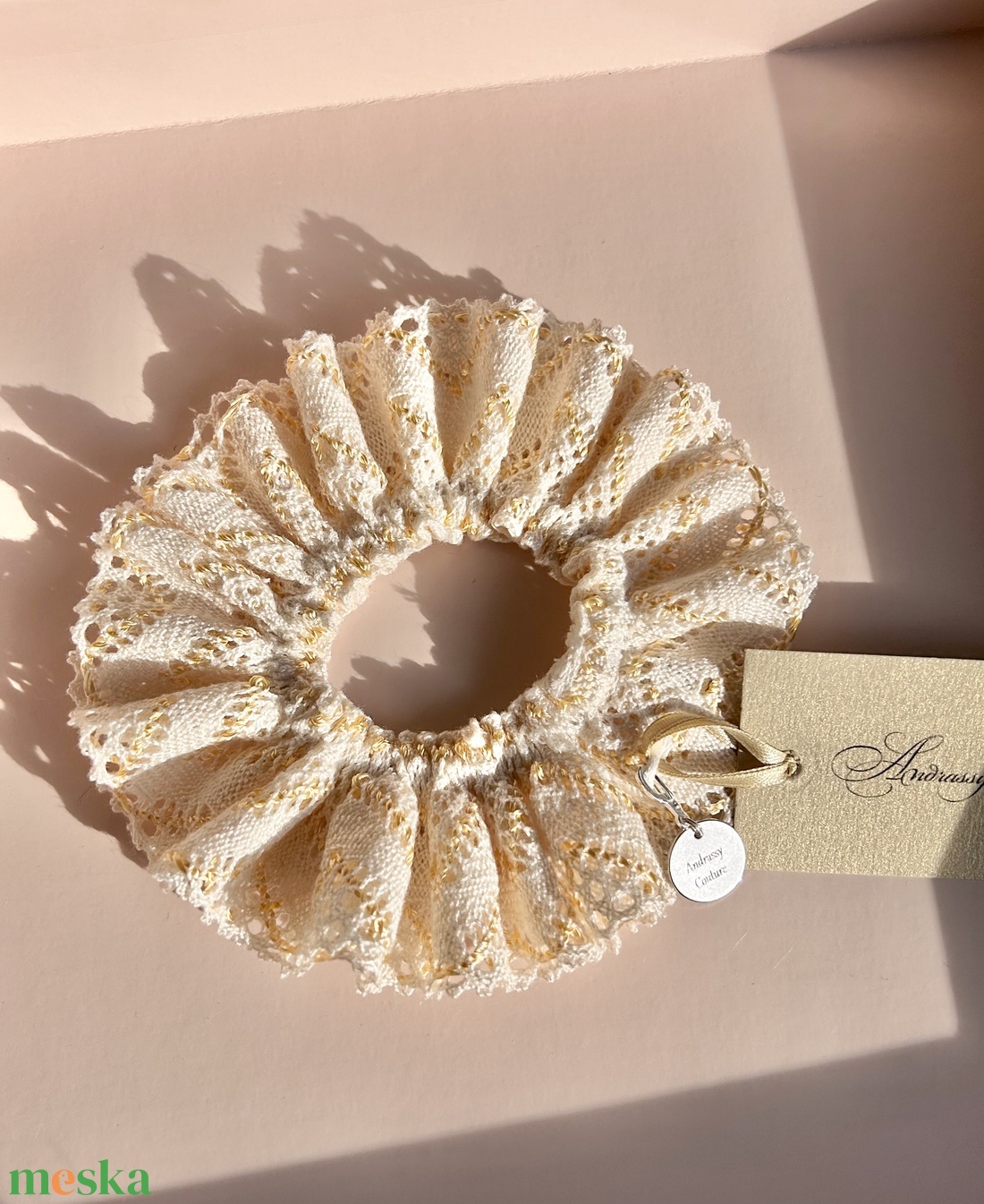 Andrassy Couture pamut csipke hajgumi logós bilétával - ruha & divat - hajdísz & hajcsat - hajgumi - Meska.hu