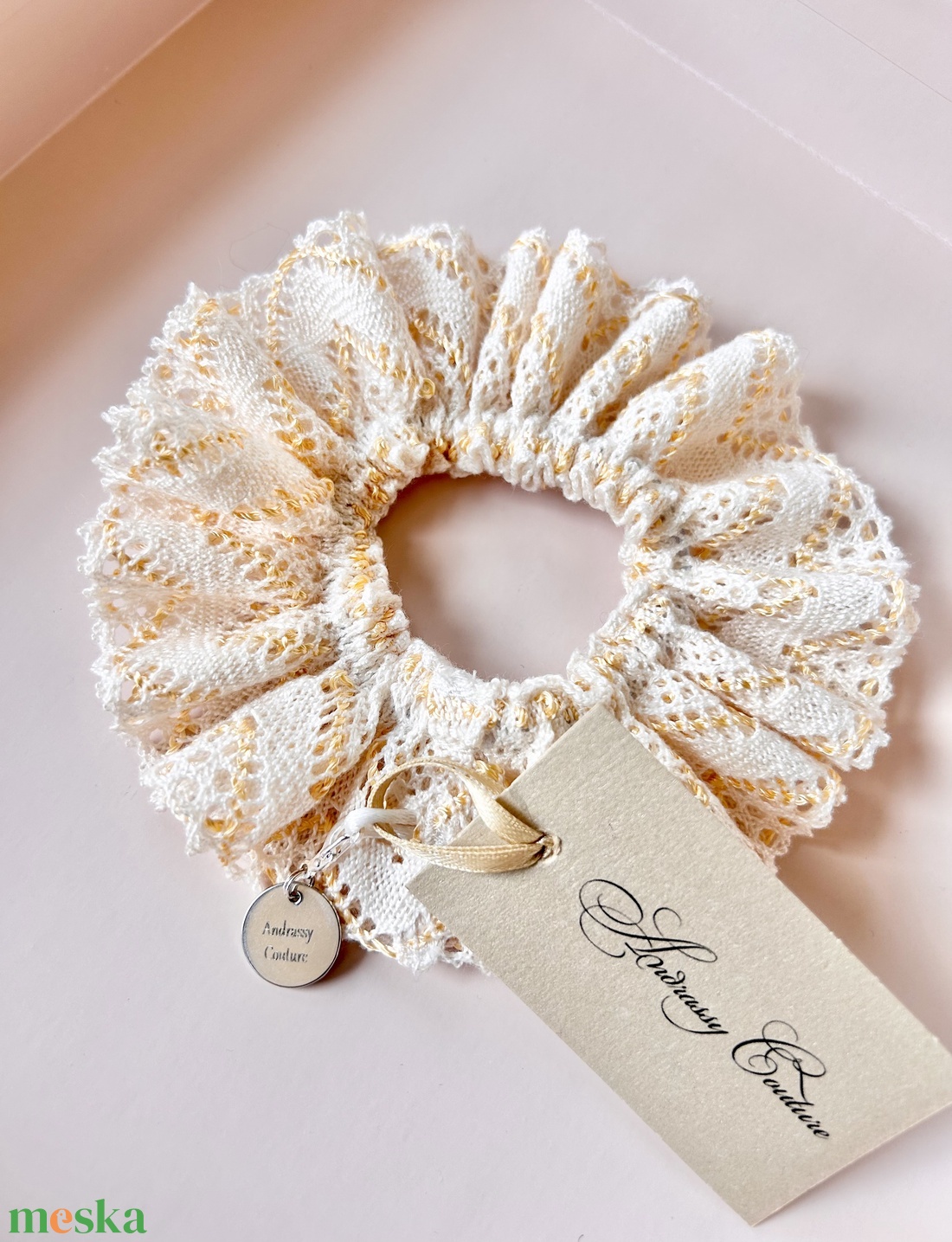 Andrassy Couture pamut csipke hajgumi logós bilétával - ruha & divat - hajdísz & hajcsat - hajgumi - Meska.hu