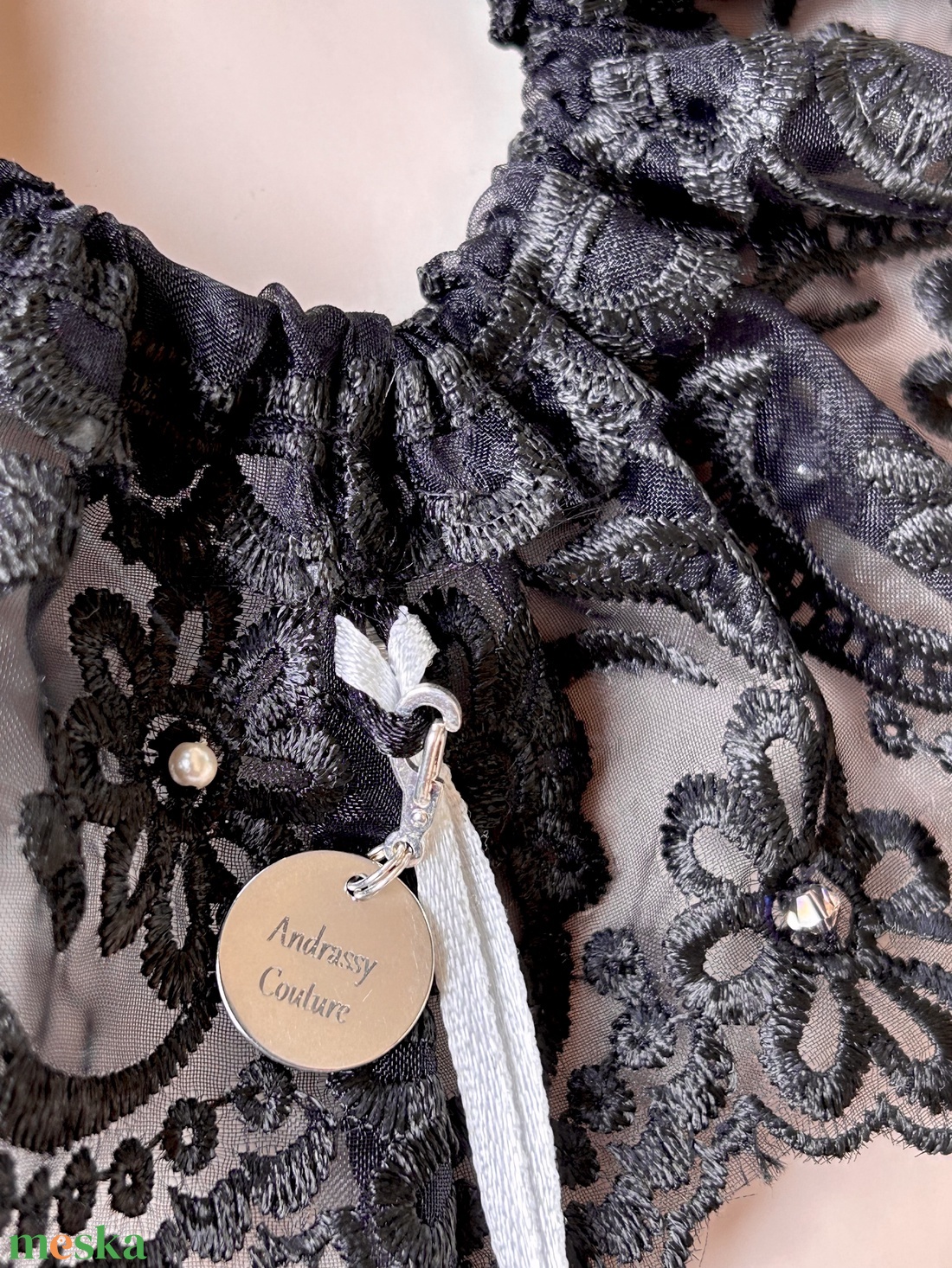 Andrassy Couture fekete csipke hajgumi Swarovski kristállyal díszítve  - ruha & divat - hajdísz & hajcsat - hajgumi - Meska.hu