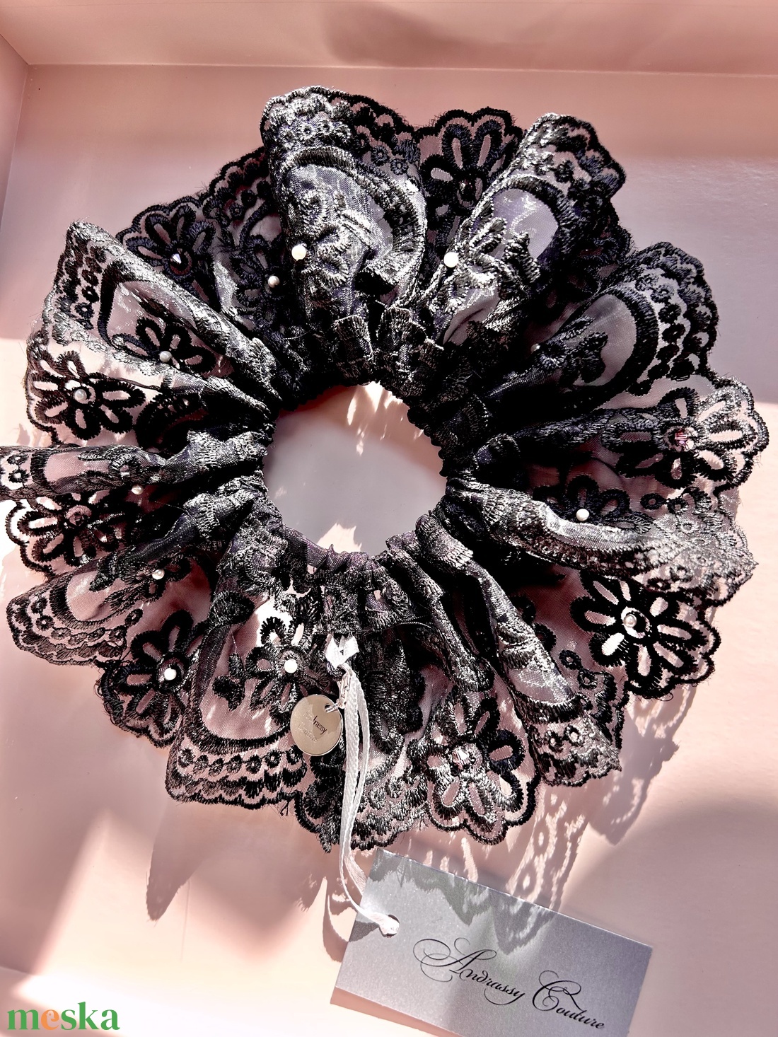 Andrassy Couture fekete csipke hajgumi Swarovski kristállyal díszítve  - ruha & divat - hajdísz & hajcsat - hajgumi - Meska.hu