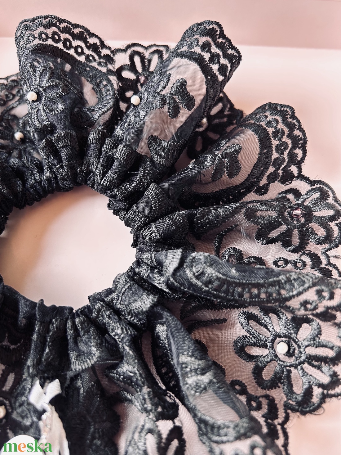 Andrassy Couture fekete csipke hajgumi Swarovski kristállyal díszítve  - ruha & divat - hajdísz & hajcsat - hajgumi - Meska.hu