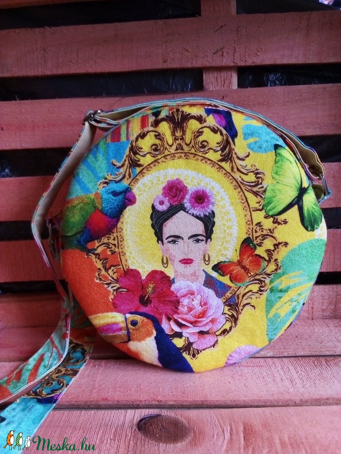 Frida kerek táska.KIÁRÚSÍTÁS! - táska & tok - kézitáska & válltáska - vállon átvethető táska - Meska.hu Frida kerek táska.KIÁRÚSÍTÁS! - táska & tok - kézitáska & válltáska - vállon átvethető táska - Meska.hu