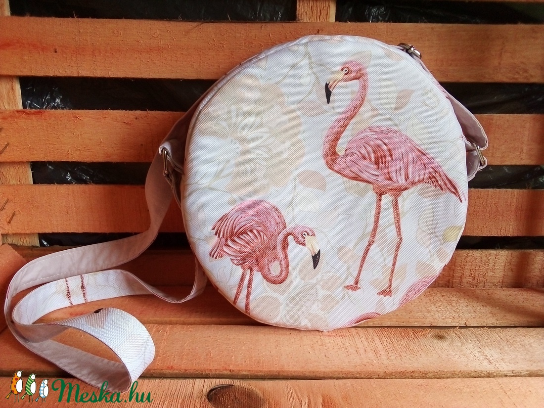 FLAMINGÓS KEREK TÁSKA. - táska & tok - kézitáska & válltáska - vállon átvethető táska - Meska.hu FLAMINGÓS KEREK TÁSKA. - táska & tok - kézitáska & válltáska - vállon átvethető táska - Meska.hu