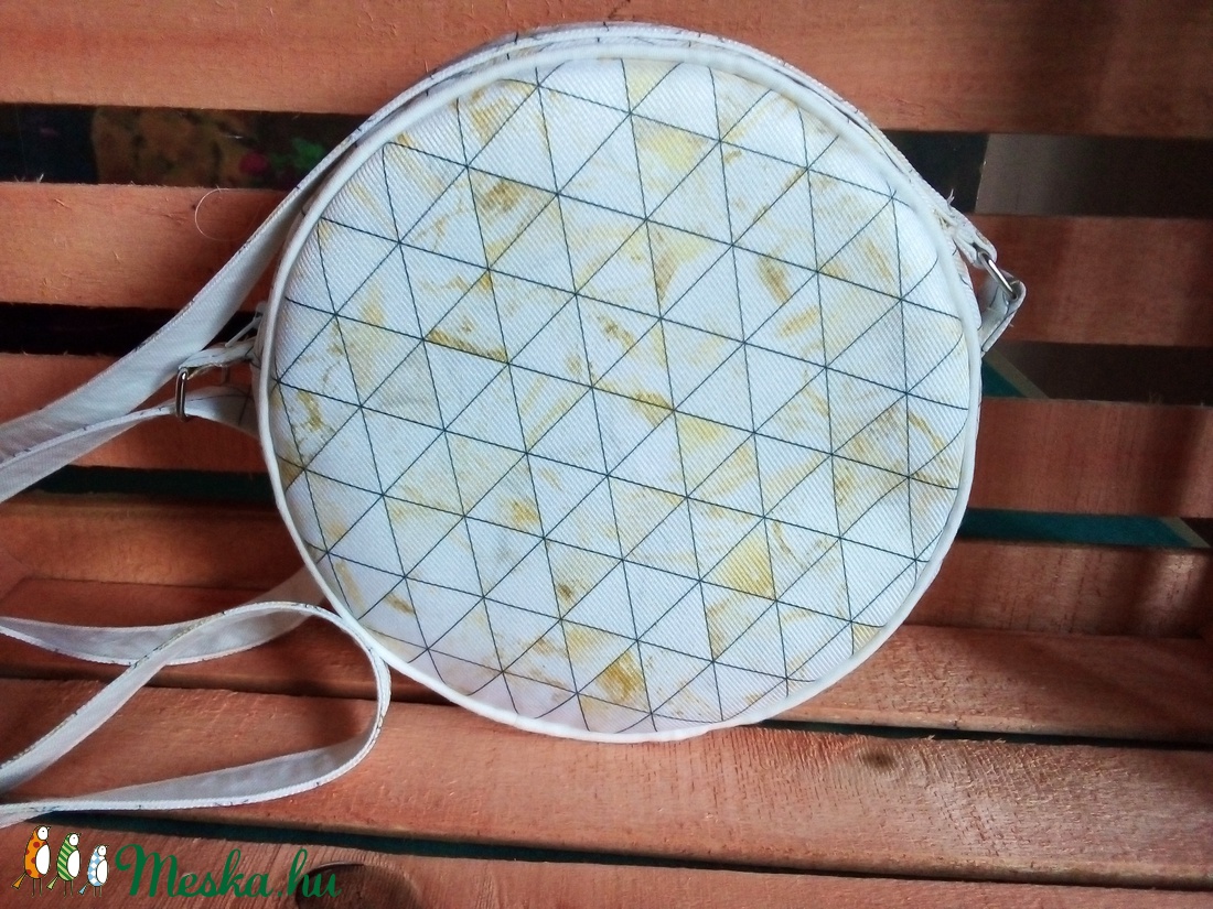 Fehér-arany mintás  kerek táska. - táska & tok - kézitáska & válltáska - vállon átvethető táska - Meska.hu