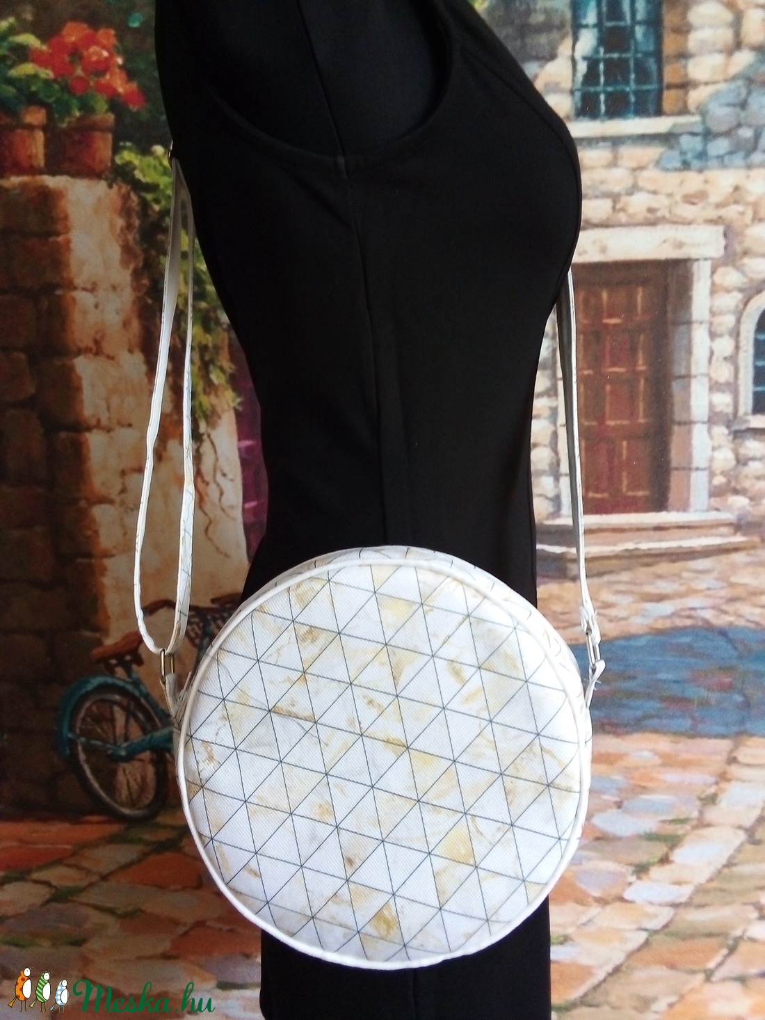 Fehér-arany mintás  kerek táska. - táska & tok - kézitáska & válltáska - vállon átvethető táska - Meska.hu