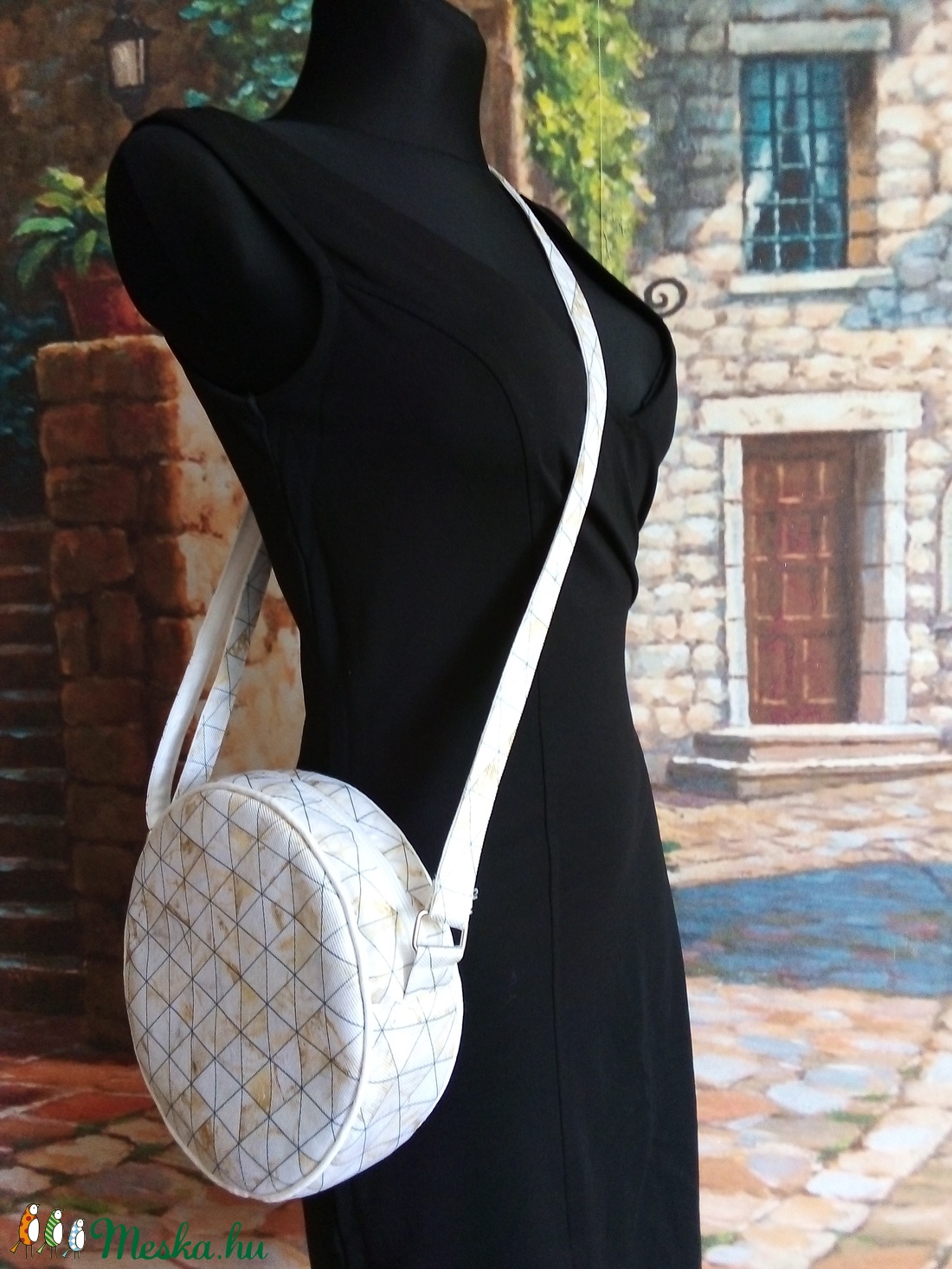 Fehér-arany mintás  kerek táska. - táska & tok - kézitáska & válltáska - vállon átvethető táska - Meska.hu