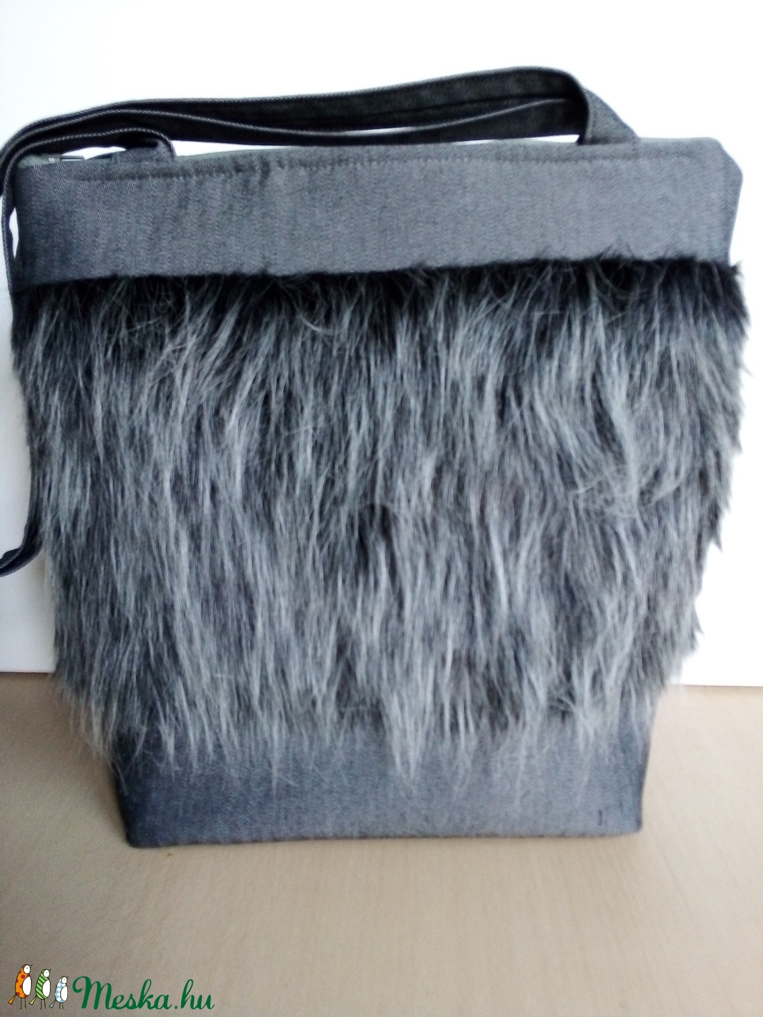 Sötétszürke szőrmés táska - táska & tok - kézitáska & válltáska - válltáska - Meska.hu Sötétszürke szőrmés táska - táska & tok - kézitáska & válltáska - válltáska - Meska.hu