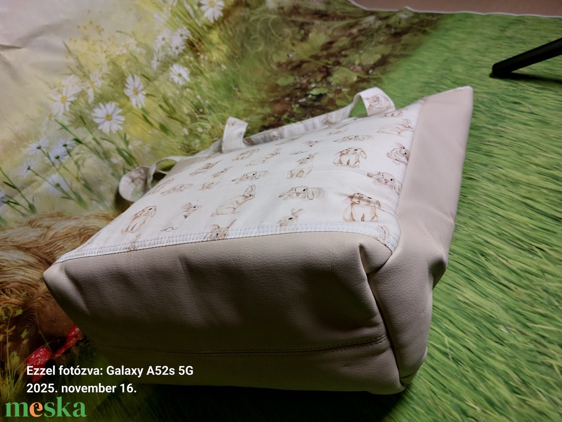 Beige nyuszis táska - táska & tok - kézitáska & válltáska - válltáska - Meska.hu