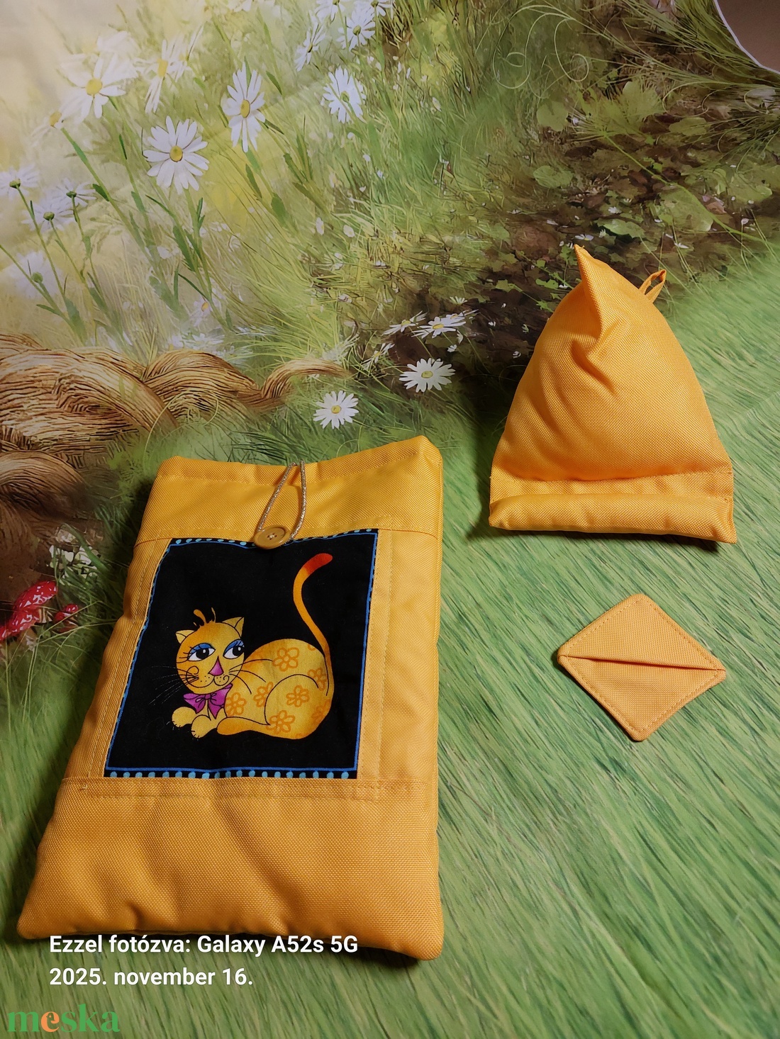 Sárgacicás tartó - táska & tok - ebook & tablet tok - Meska.hu