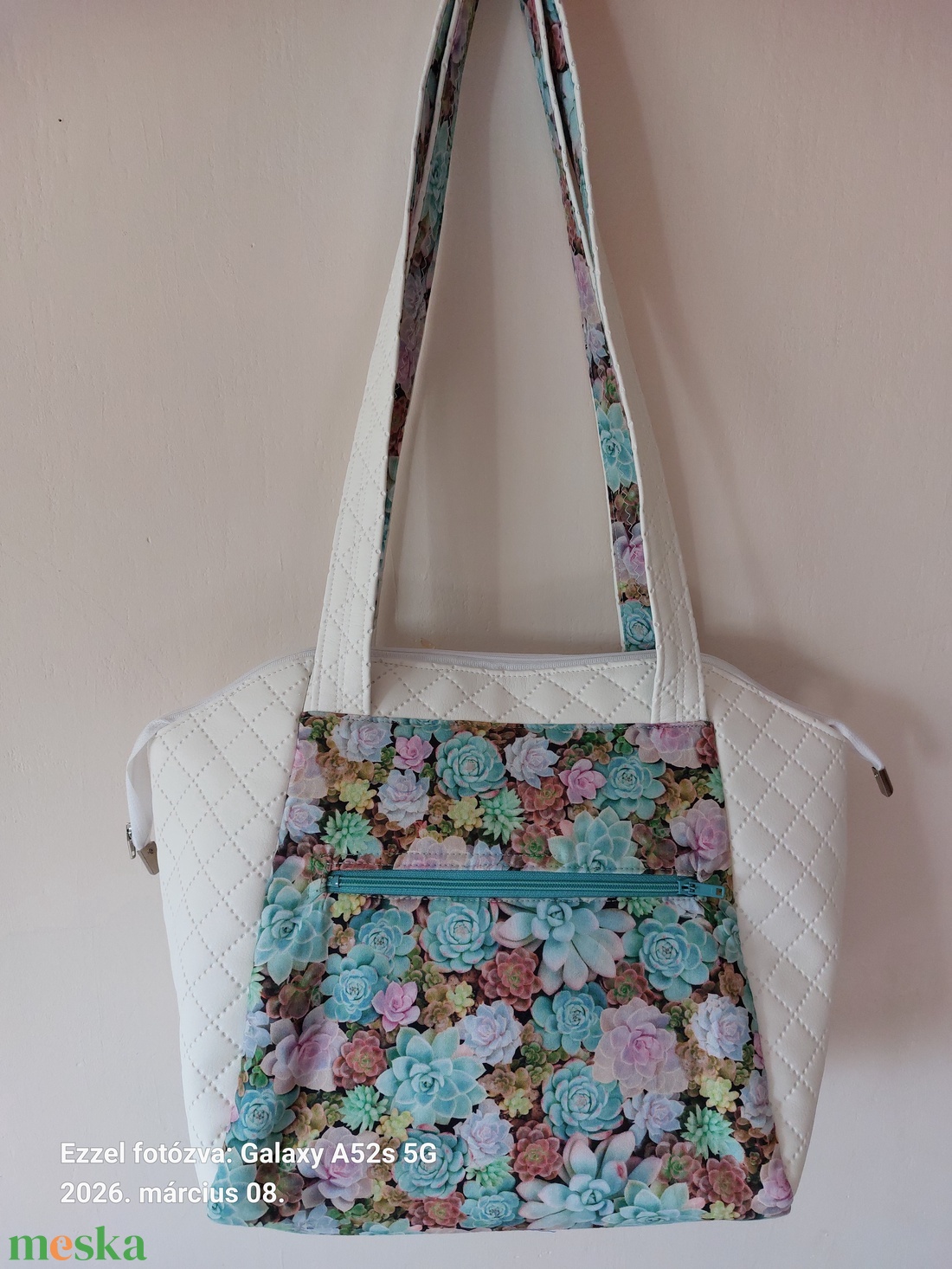 Fehér műbőr tavirózsával táska - táska & tok - kézitáska & válltáska - válltáska - Meska.hu