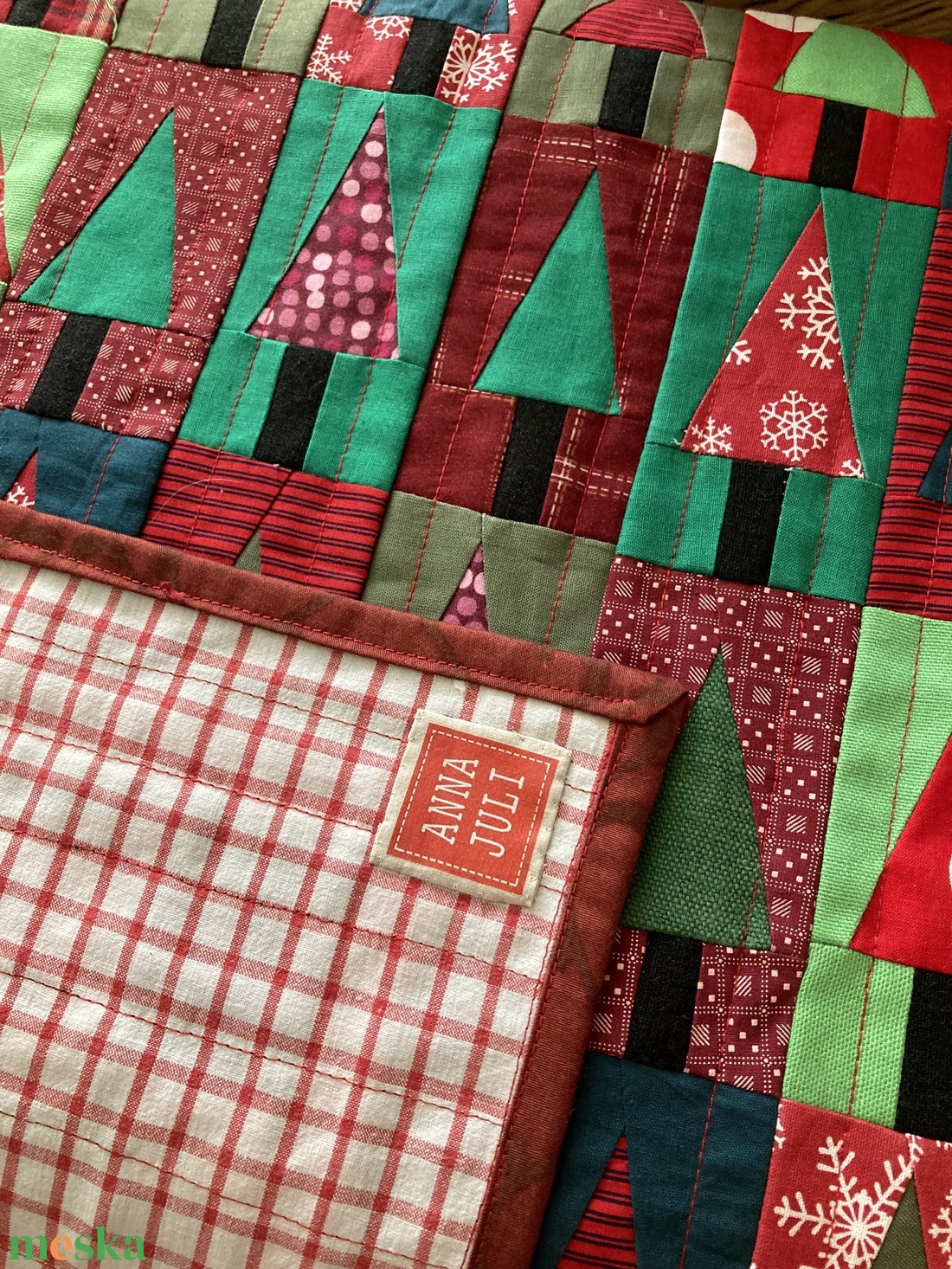 Karácsonyi patchwork asztalközép - karácsony - karácsonyi lakásdekoráció - ünnepi asztaldekoráció - Meska.hu