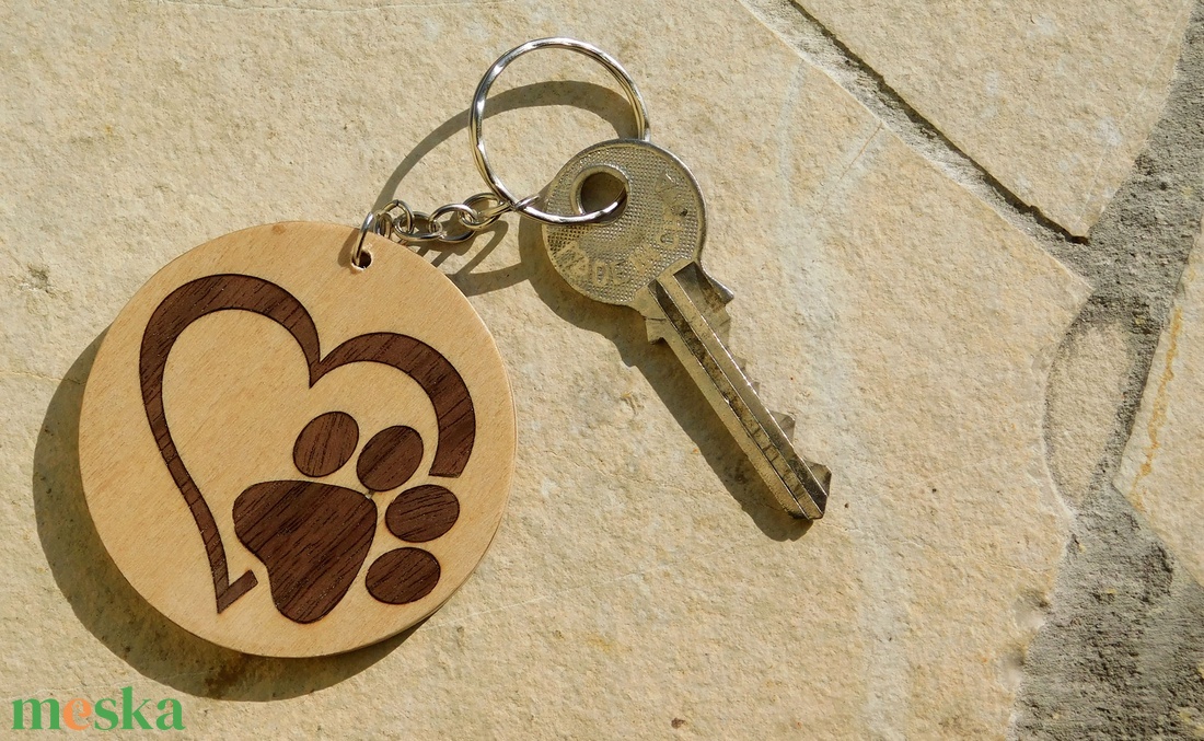 Ajándék állatbarátoknak, mancs és szív, kutya, macska, fa kulcstartó/mágnes (Intarzia) - táska & tok - kulcstartó & táskadísz - kulcstartó - Meska.hu