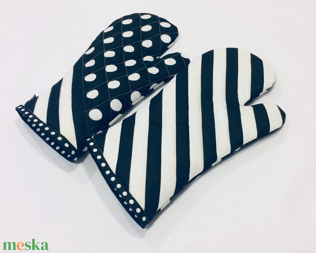 Edényfogó kesztyű párban monokróm stílusban - otthon & életmód - konyhafelszerelés, tálalás - konyhai textil - edényfogó & edényfedő - Meska.hu Edényfogó kesztyű párban monokróm stílusban - otthon & életmód - konyhafelszerelés, tálalás - konyhai textil - edényfogó & edényfedő - Meska.hu