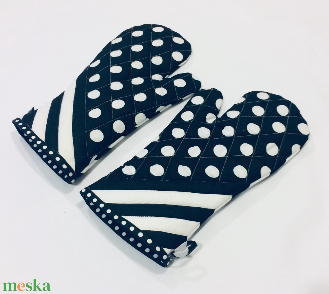 Edényfogó kesztyű párban monokróm stílusban - otthon & életmód - konyhafelszerelés, tálalás - konyhai textil - edényfogó & edényfedő - Meska.hu Edényfogó kesztyű párban monokróm stílusban - otthon & életmód - konyhafelszerelés, tálalás - konyhai textil - edényfogó & edényfedő - Meska.hu