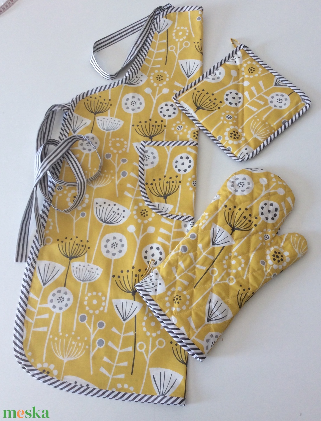 Kötény szett pitypang mintával - otthon & életmód - konyhafelszerelés, tálalás - konyhai textil - kötény - Meska.hu Kötény szett pitypang mintával - otthon & életmód - konyhafelszerelés, tálalás - konyhai textil - kötény - Meska.hu
