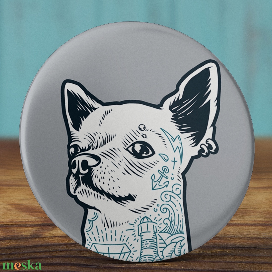 Tetkós csivava kitűző - vagány csivi bross - tetkós csivava kitűző - csivi - tetkós kitűző - kutya - kutya kitűző - ékszer - kitűző és bross - Meska.hu