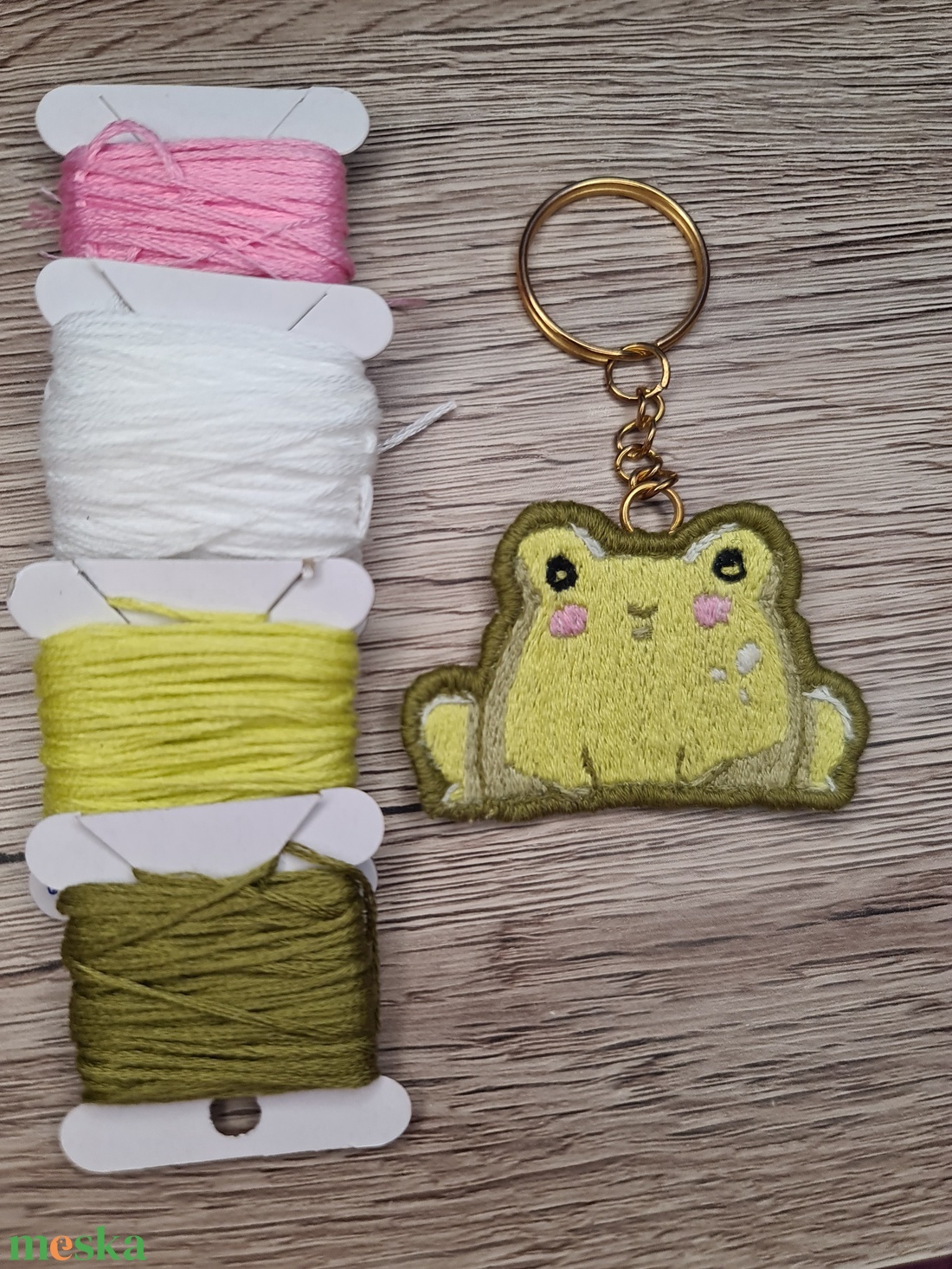 Cuki béka hímzett kulcstartó - kézzel hímzett - béka - egyedi kulcstartó - breki - békás - embroidery - hímzés - aranyos - táska & tok - kulcstartó & táskadísz - kulcstartó - Meska.hu