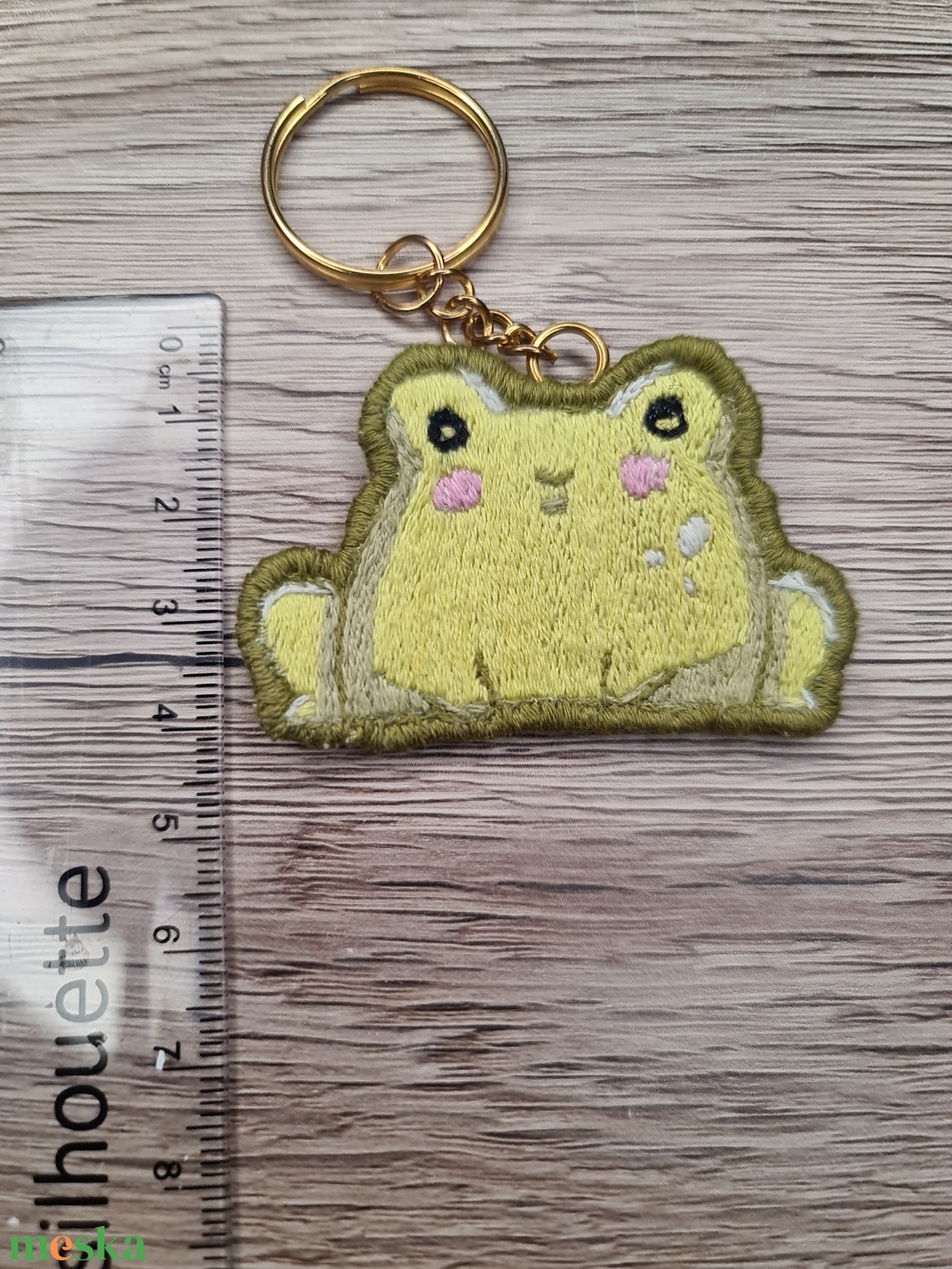 Cuki béka hímzett kulcstartó - kézzel hímzett - béka - egyedi kulcstartó - breki - békás - embroidery - hímzés - aranyos - táska & tok - kulcstartó & táskadísz - kulcstartó - Meska.hu