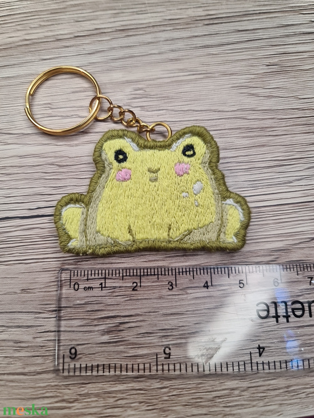 Cuki béka hímzett kulcstartó - kézzel hímzett - béka - egyedi kulcstartó - breki - békás - embroidery - hímzés - aranyos - táska & tok - kulcstartó & táskadísz - kulcstartó - Meska.hu