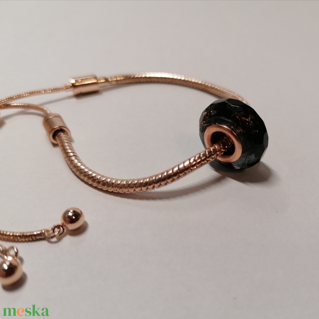 Pandora stílusú fazettált charm fekete rosé gold fóliával rosé arany színű gyöngy belsővel - ékszer - karkötő - charm karkötő - Meska.hu Pandora stílusú fazettált charm fekete rosé gold fóliával rosé arany színű gyöngy belsővel - ékszer - karkötő - charm karkötő - Meska.hu