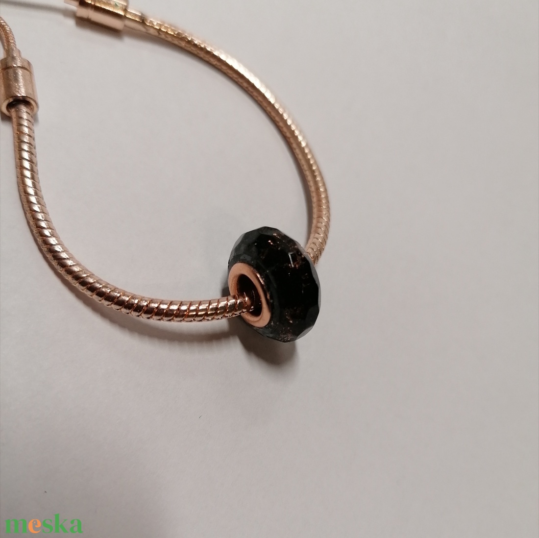 Pandora stílusú fazettált charm fekete rosé gold fóliával rosé arany színű gyöngy belsővel - ékszer - karkötő - charm karkötő - Meska.hu Pandora stílusú fazettált charm fekete rosé gold fóliával rosé arany színű gyöngy belsővel - ékszer - karkötő - charm karkötő - Meska.hu