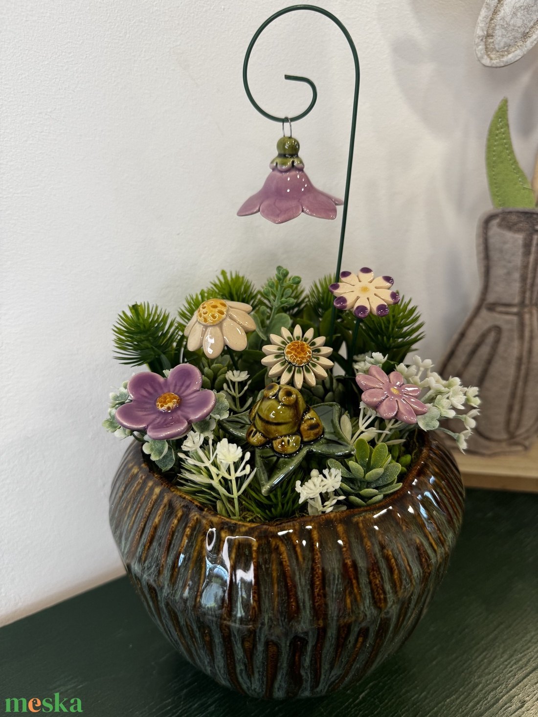 Kerámia virágos asztaldísz békával � egyedi, kézzel készült dekoráció - otthon & életmód - dekoráció - asztal és polc dekoráció - asztaldísz - Meska.hu