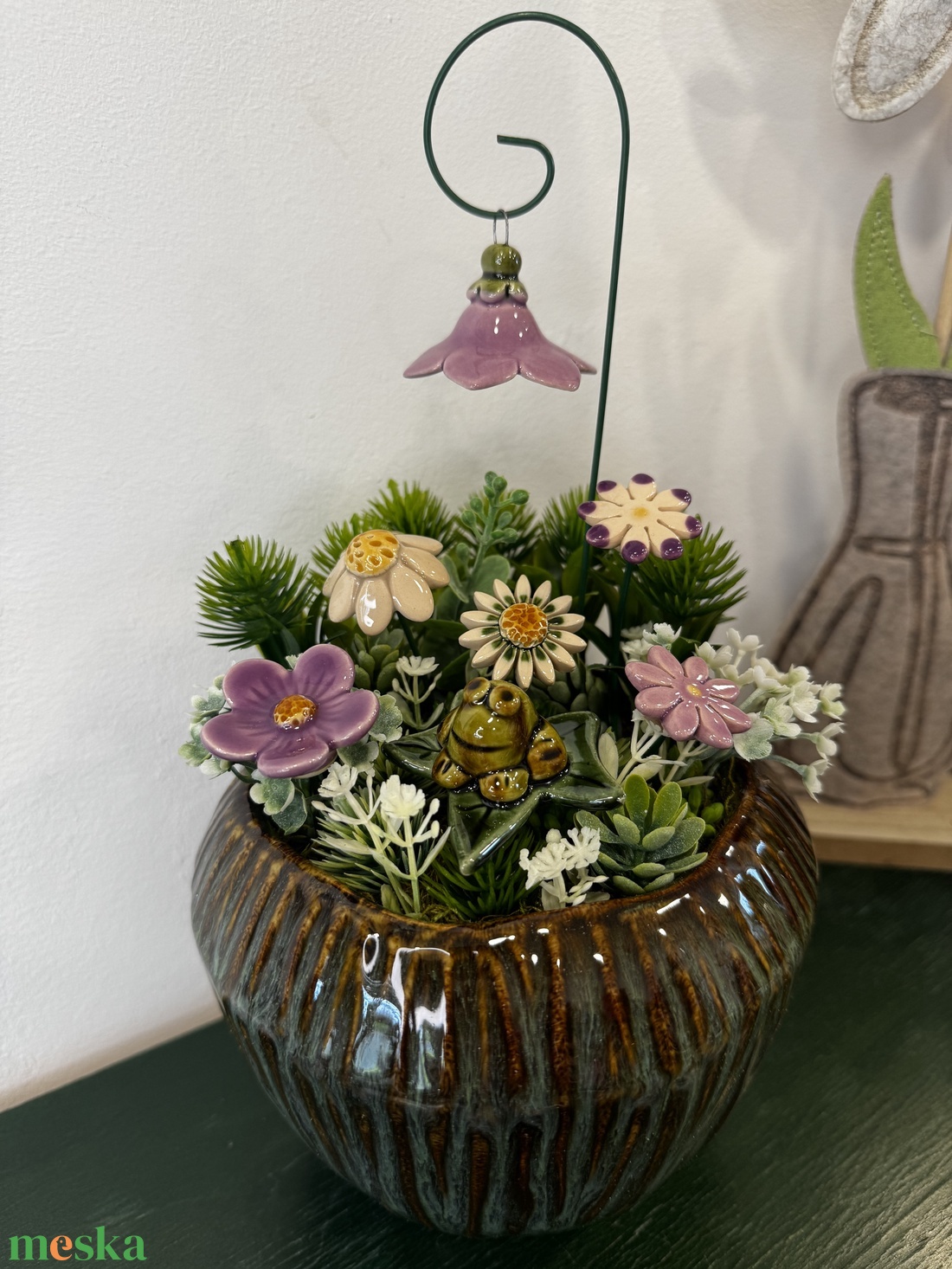 Kerámia virágos asztaldísz békával � egyedi, kézzel készült dekoráció - otthon & életmód - dekoráció - asztal és polc dekoráció - asztaldísz - Meska.hu