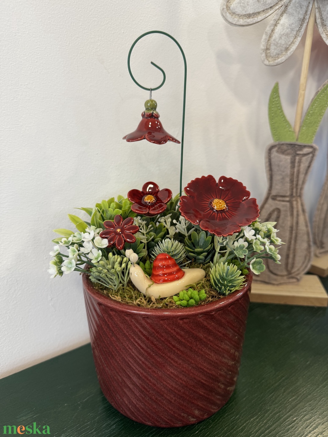 Kerámia virágos asztaldísz csigával � bordó árnyalatú, egyedi kézműves dekoráció - otthon & életmód - dekoráció - asztal és polc dekoráció - asztaldísz - Meska.hu