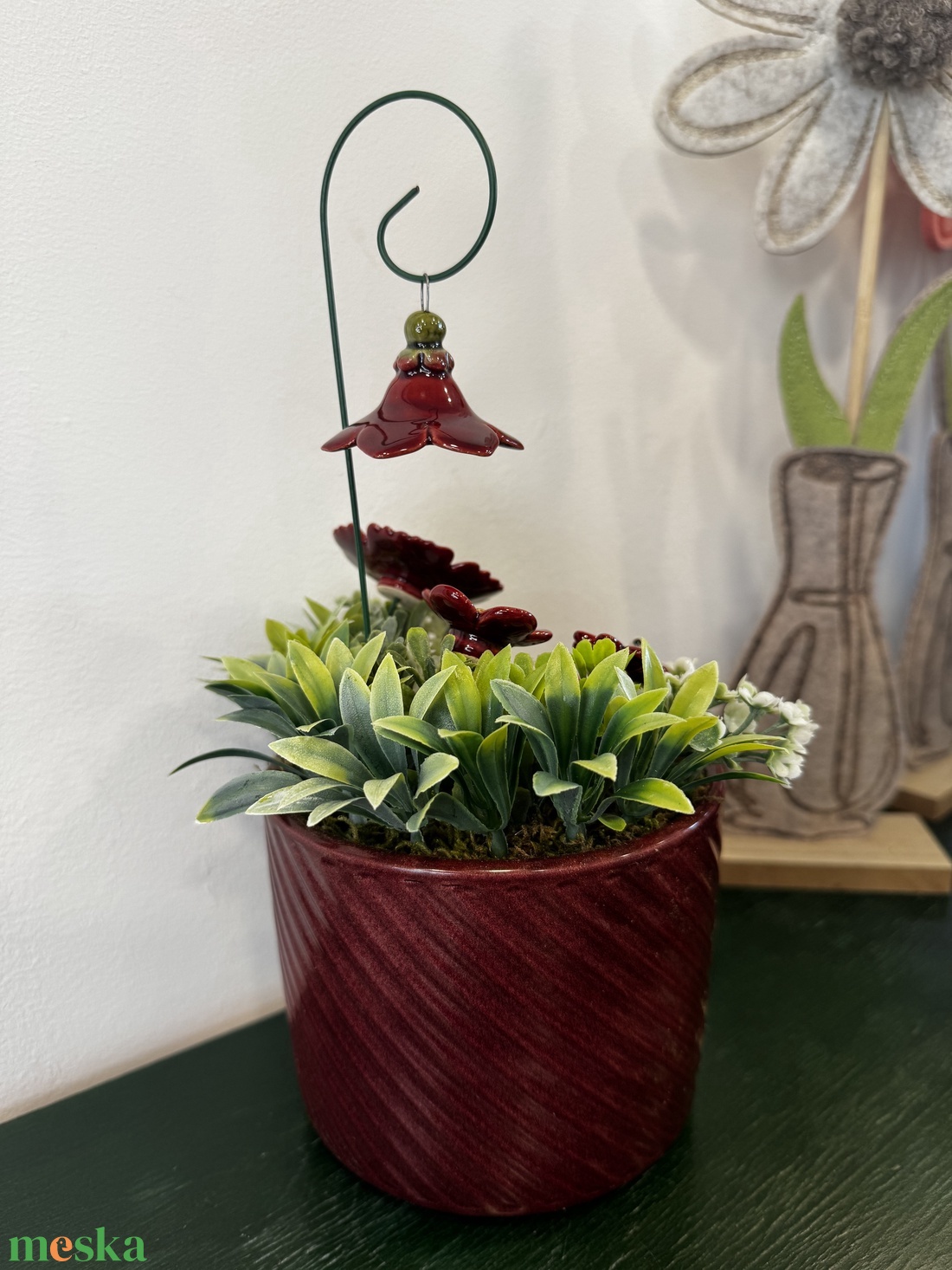 Kerámia virágos asztaldísz csigával � bordó árnyalatú, egyedi kézműves dekoráció - otthon & életmód - dekoráció - asztal és polc dekoráció - asztaldísz - Meska.hu