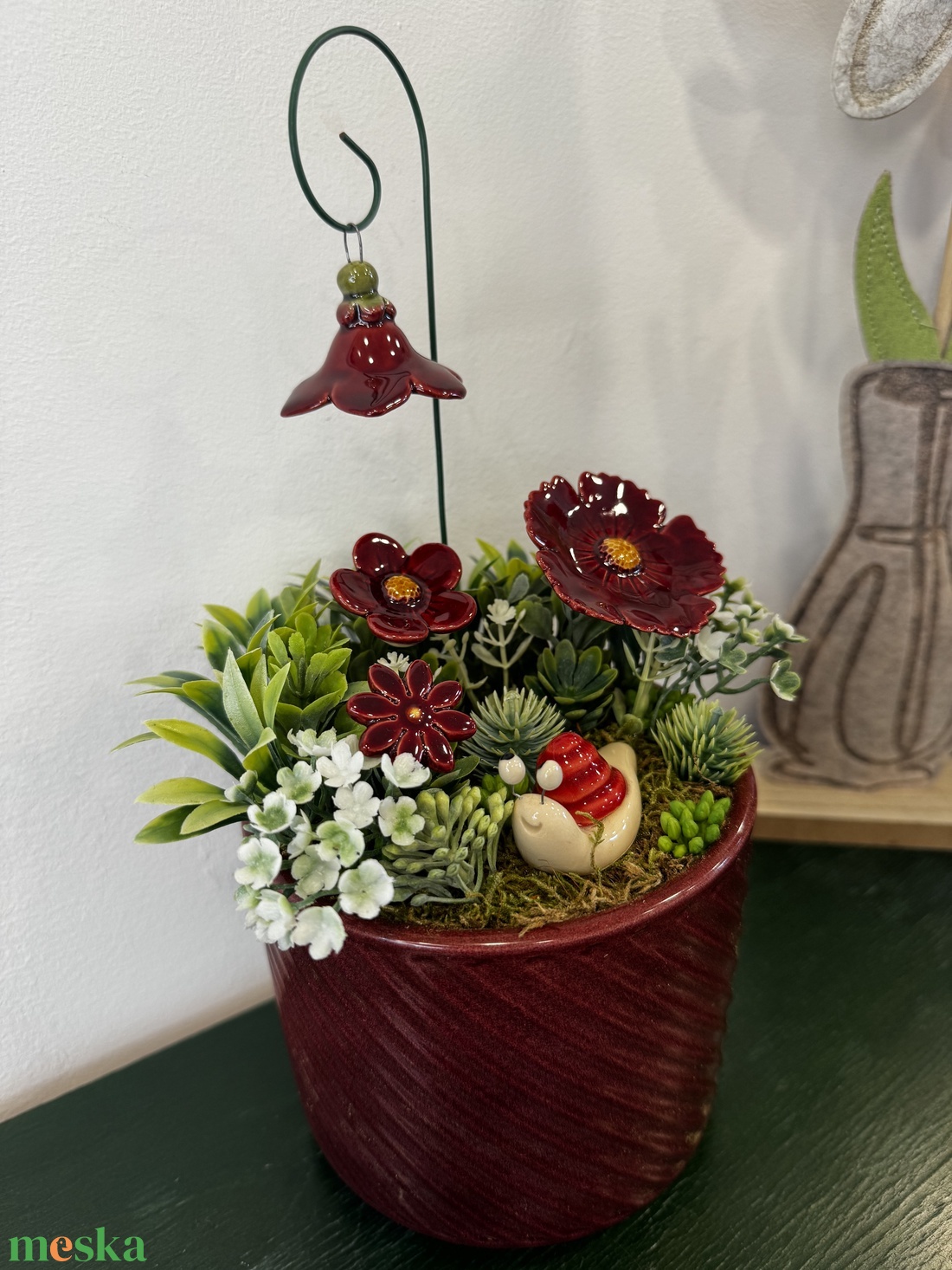 Kerámia virágos asztaldísz csigával � bordó árnyalatú, egyedi kézműves dekoráció - otthon & életmód - dekoráció - asztal és polc dekoráció - asztaldísz - Meska.hu