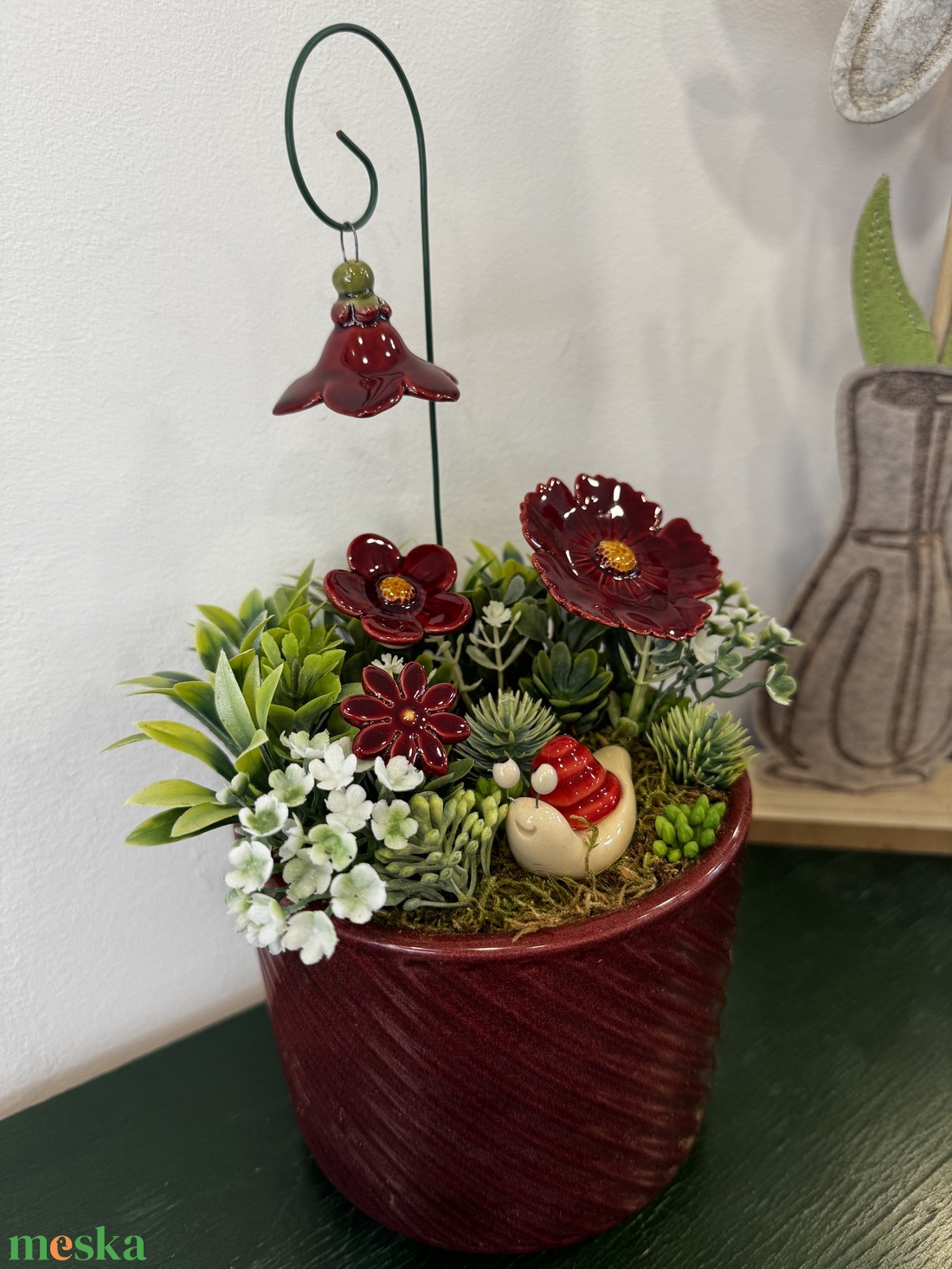 Kerámia virágos asztaldísz csigával � bordó árnyalatú, egyedi kézműves dekoráció - otthon & életmód - dekoráció - asztal és polc dekoráció - asztaldísz - Meska.hu