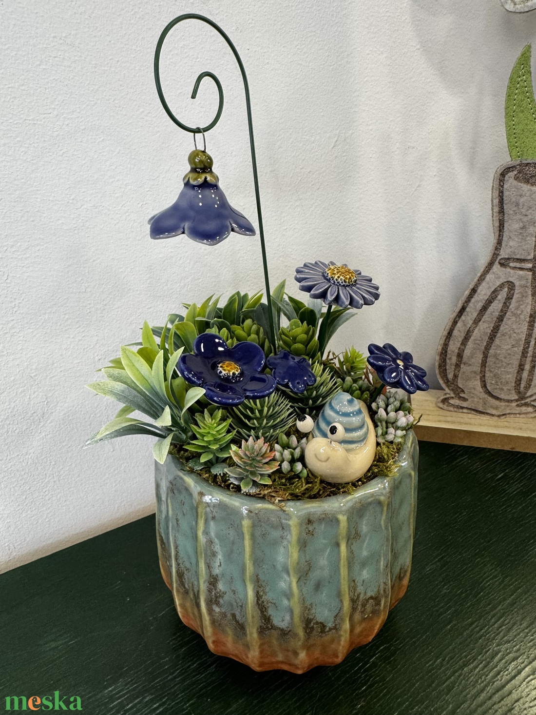 Kerámia virágos asztaldísz csigával � kék árnyalatú, egyedi kézműves dekoráció - otthon & életmód - dekoráció - asztal és polc dekoráció - asztaldísz - Meska.hu