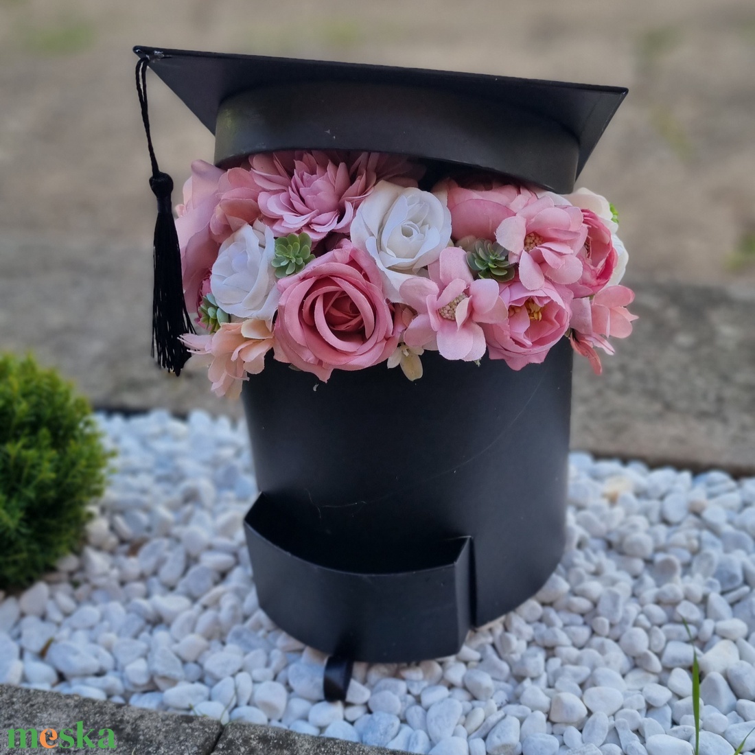 Diploma sapka virágdoboz ballagásra (BAL1) - otthon & életmód - dekoráció - virágdísz és tartó - virágbox, virágdoboz - Meska.hu