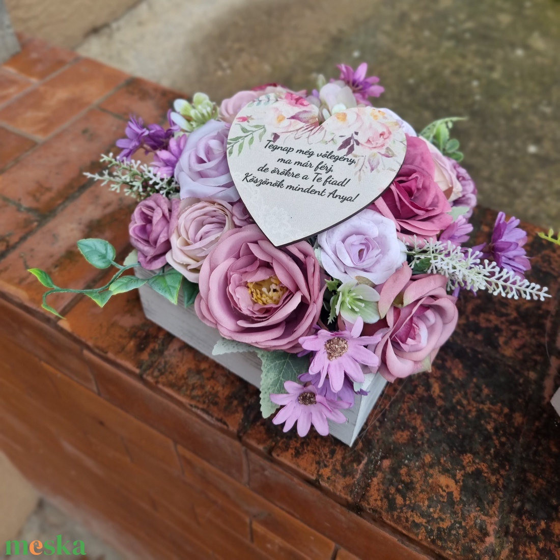 Szülőköszöntő lapos virágdoboz lila virágokkal - esküvő - emlék & ajándék - szülőköszöntő ajándék - Meska.hu