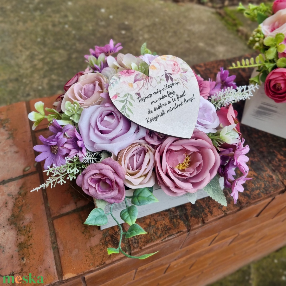 Szülőköszöntő lapos virágdoboz lila virágokkal - esküvő - emlék & ajándék - szülőköszöntő ajándék - Meska.hu
