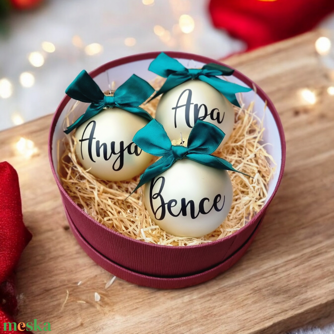 3db bézs névre szóló üveggömb karácsonyfadísz szett 8cm egyedi felirattal, családi csomag, gömbbox - karácsony - karácsonyi lakásdekoráció - karácsonyfadíszek - Meska.hu