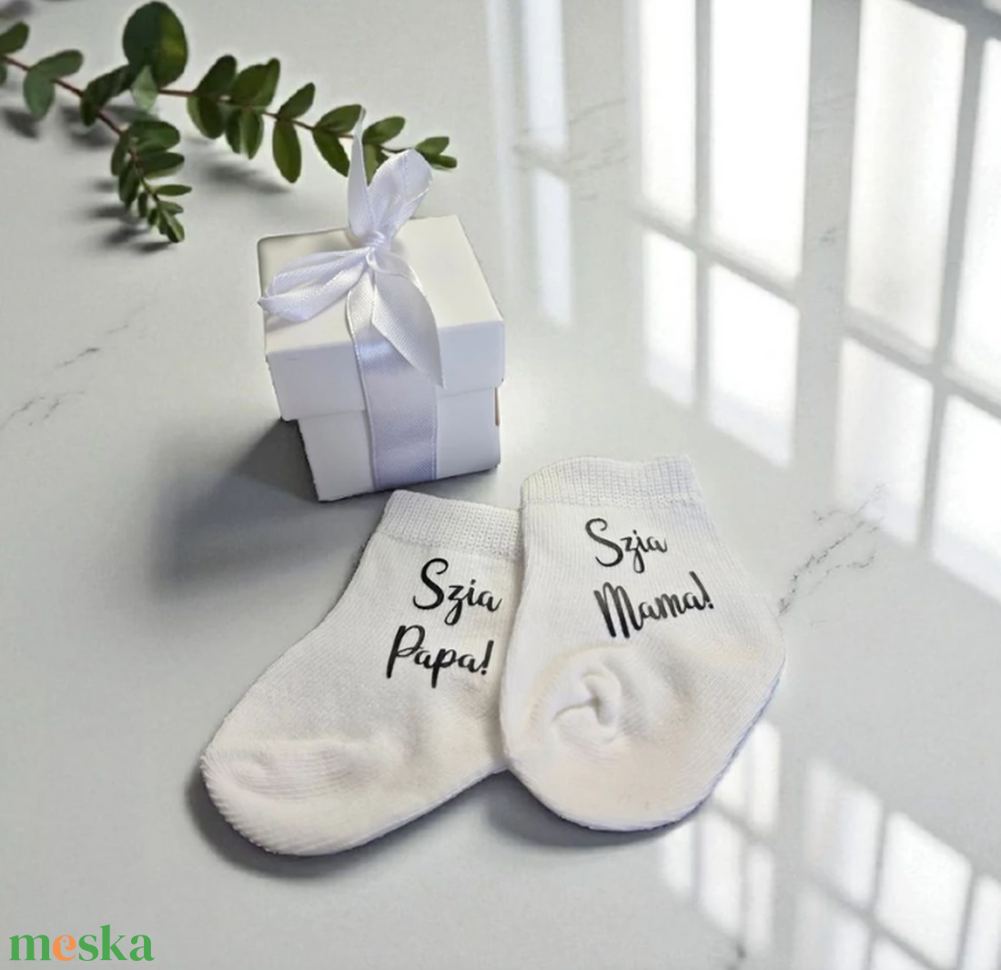 Bababejelentő babazoknik díszdobozban, hamarosan érkezem, szia mama, szia papa - játék & sport - baba & babaház - babaruha, babakellék - Meska.hu