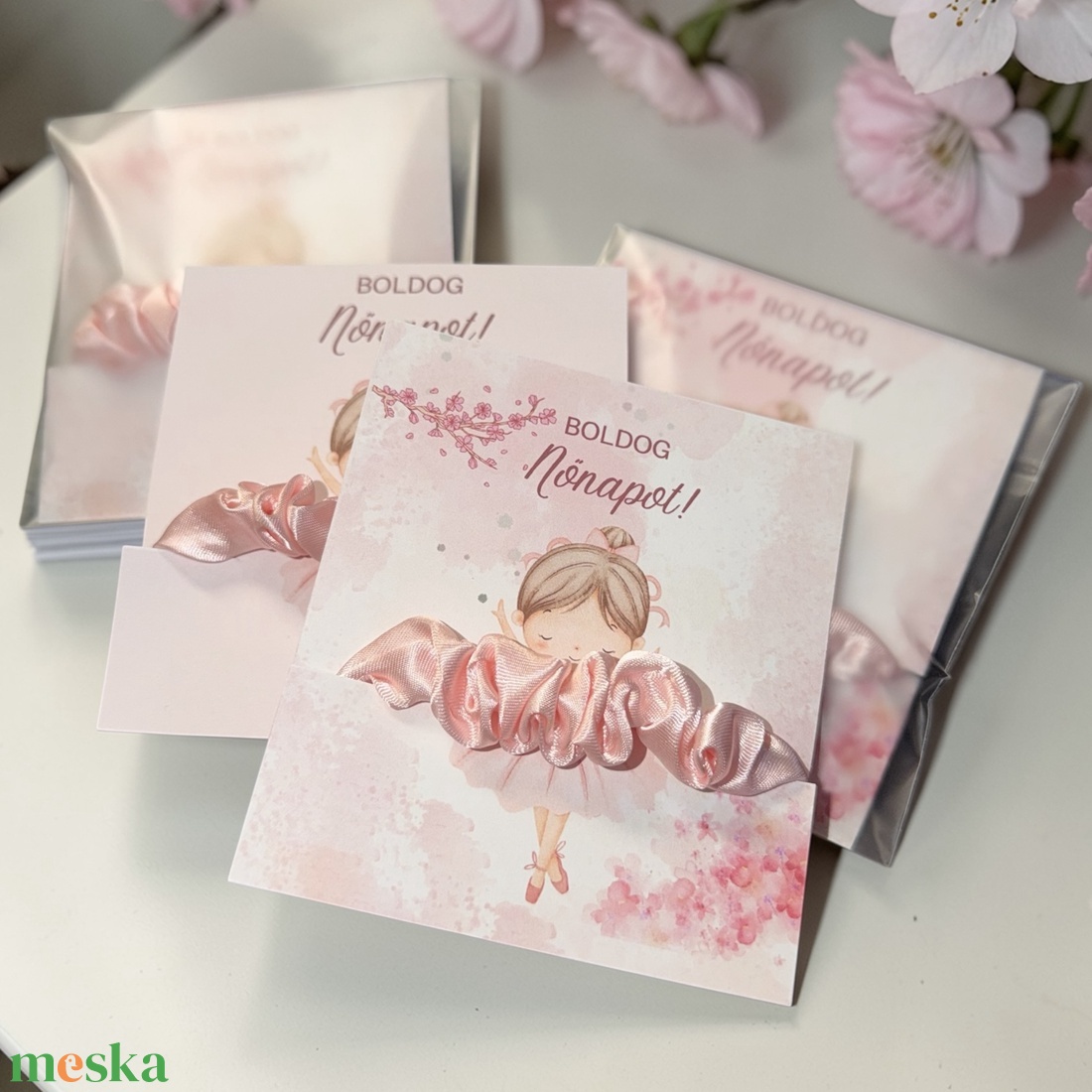 Nőnapi ajándék hajgumival - ruha & divat - hajdísz & hajcsat - hajgumi - Meska.hu