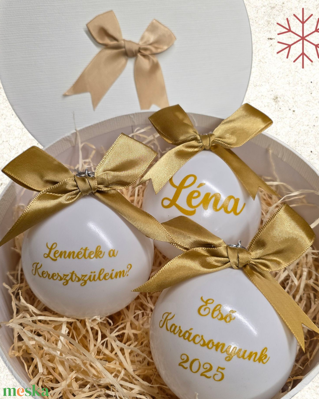 3db fehér 8cm üveggömb névvel feliratozva - karácsony - karácsonyi lakásdekoráció - karácsonyfadíszek - Meska.hu