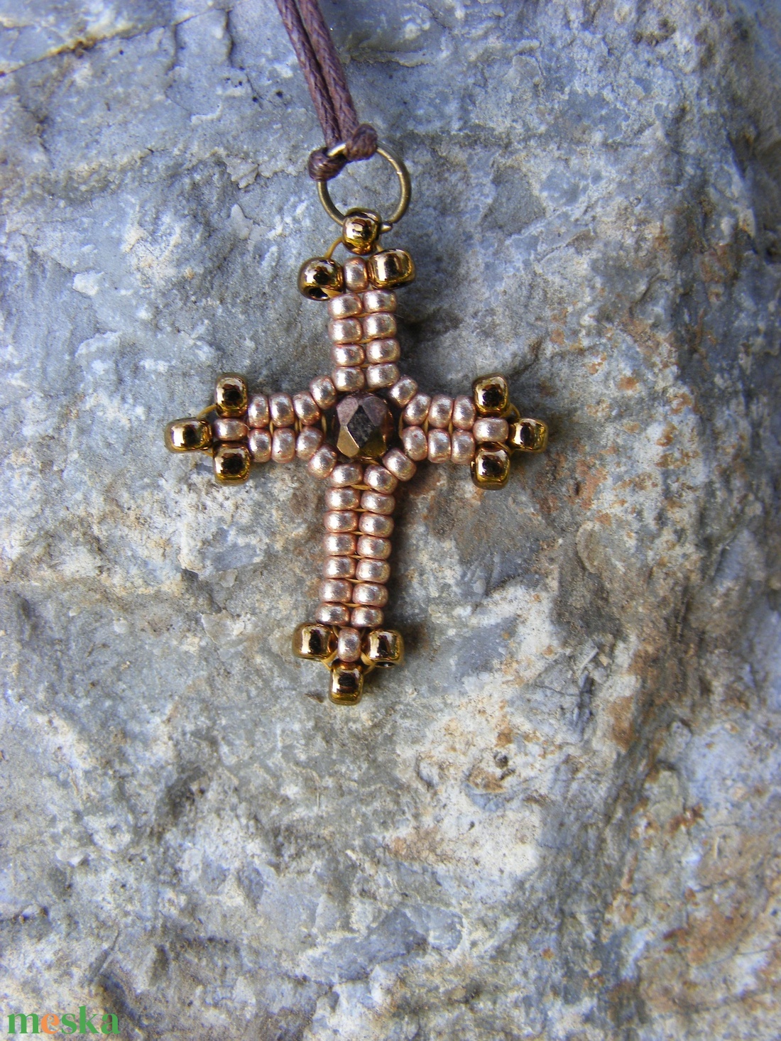 Kis gyöngy kereszt - pezsgő- bronz - ékszer - nyaklánc - medálos nyaklánc - Meska.hu
