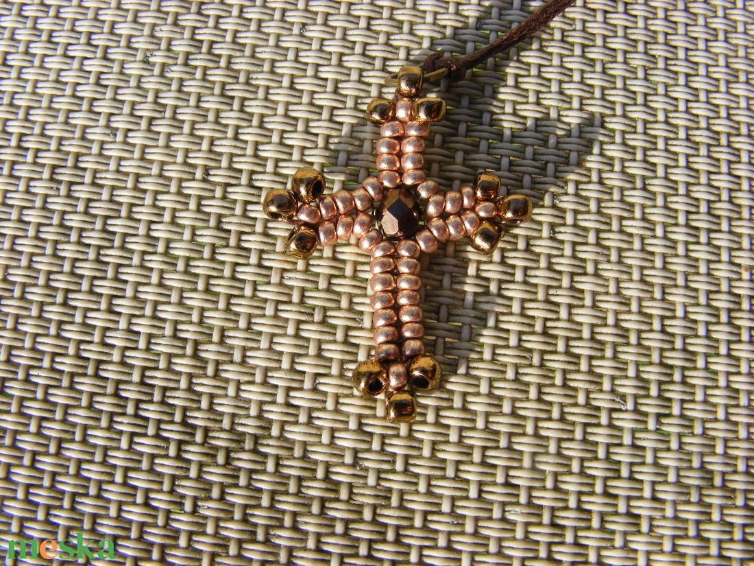 Kis gyöngy kereszt - pezsgő- bronz - ékszer - nyaklánc - medálos nyaklánc - Meska.hu