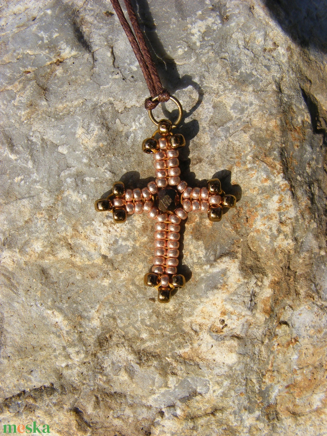 Kis gyöngy kereszt - pezsgő- bronz - ékszer - nyaklánc - medálos nyaklánc - Meska.hu