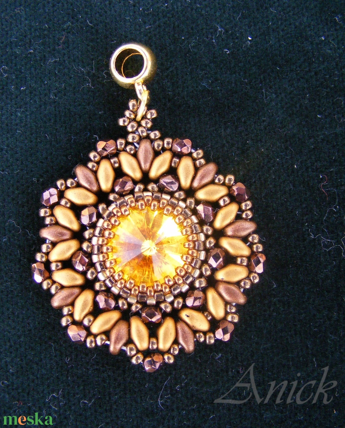 Bronz elegancia - Bronz - aranysárga gyöngymedál - ékszer - nyaklánc - medál - Meska.hu