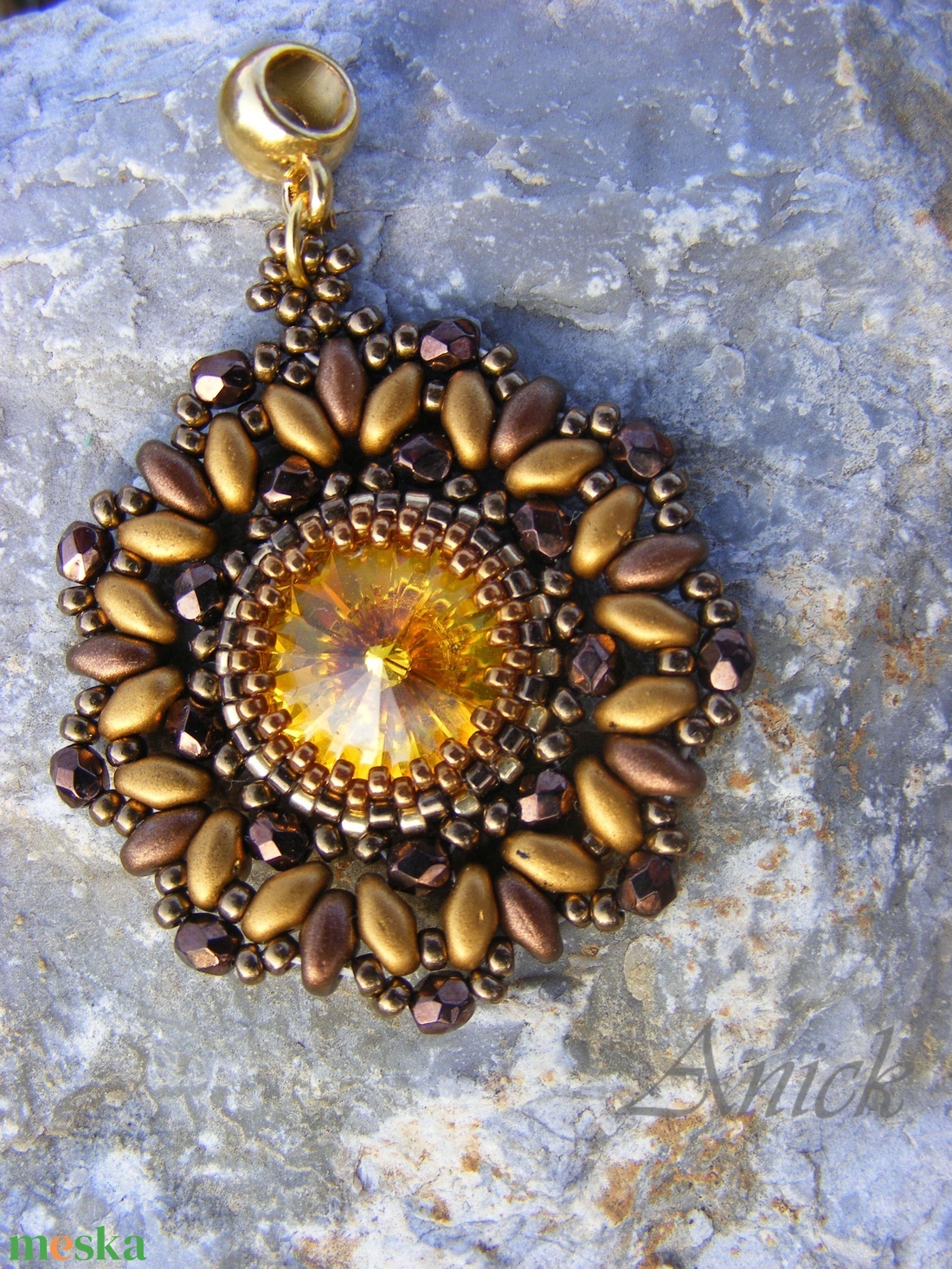 Bronz elegancia - Bronz - aranysárga gyöngymedál - ékszer - nyaklánc - medál - Meska.hu