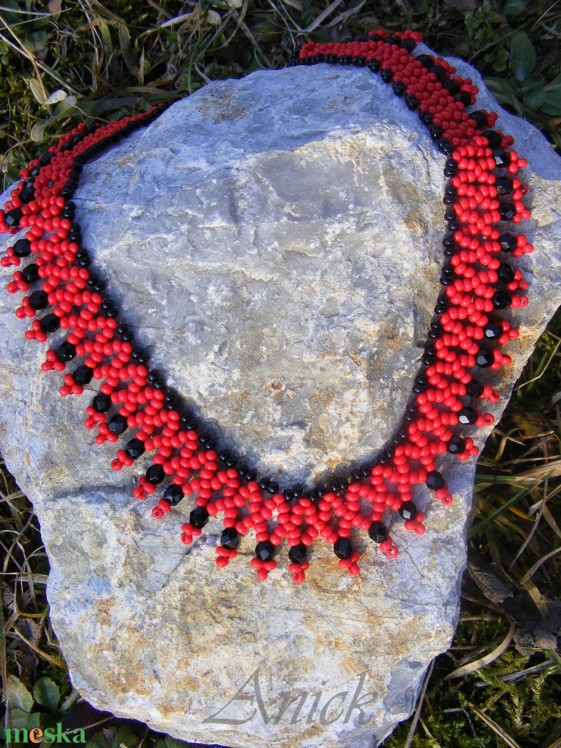 Csiperke -  fekete, piros népi gyöngy nyaklánc - ékszer - nyaklánc - gyöngyös nyaklánc - Meska.hu